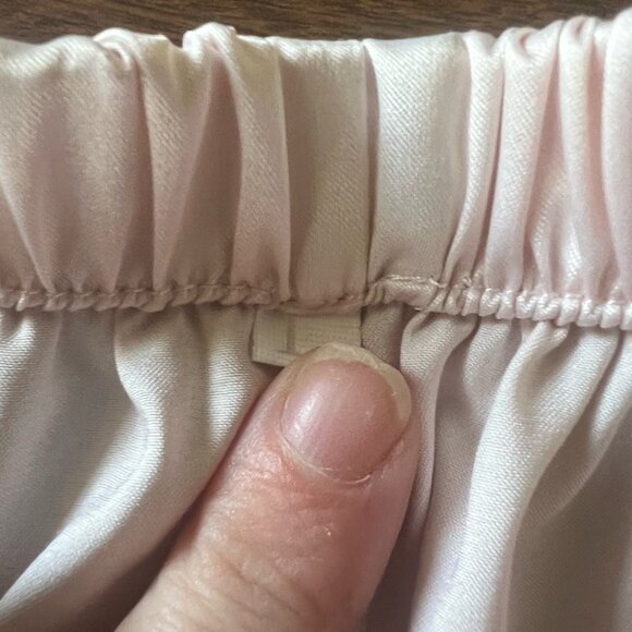 SHEIN Satin Pajama Set Women’s Size Large Pink 2-Piece Button Top Shorts Sleepwe - Picture 4 of 5